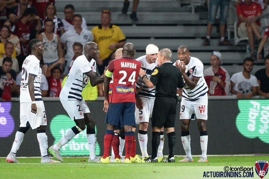 faux carton rouge Nicolas PALLOIS / Lionel JAFFREDO (23.08.2015 - Lille / Bordeaux - 3eme journee Ligue 1)